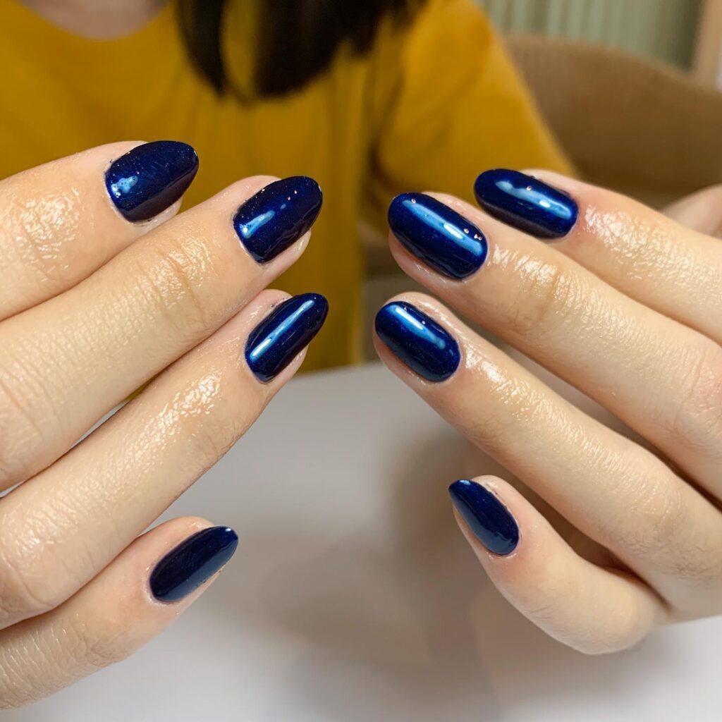 Midnight blue μανικιούρ: Η σκούρα απόχρωση που απογειώνει τη θηλυκή κομψότητα στα νύχια