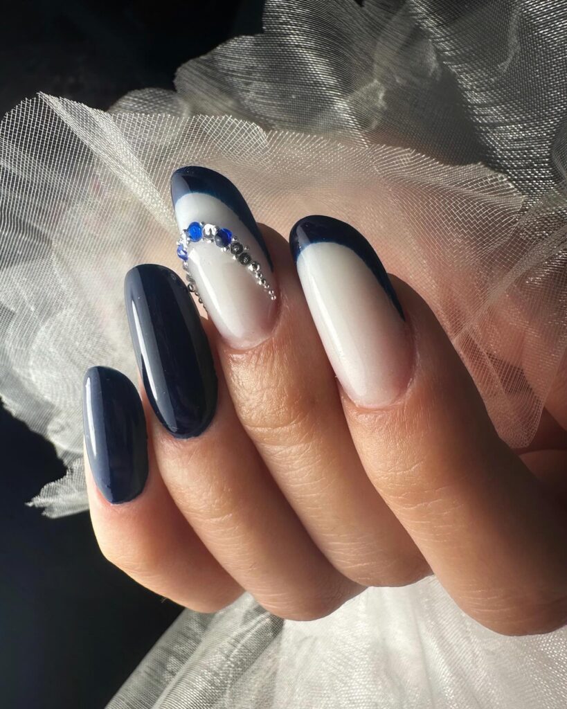 Midnight blue μανικιούρ: Η σκούρα απόχρωση που απογειώνει τη θηλυκή κομψότητα στα νύχια