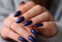 Midnight blue μανικιούρ: Η σκούρα απόχρωση που απογειώνει τη θηλυκή κομψότητα στα νύχια