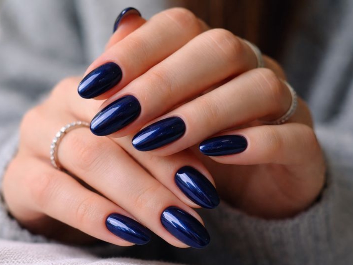 Midnight blue μανικιούρ: Η σκούρα απόχρωση που απογειώνει τη θηλυκή κομψότητα στα νύχια