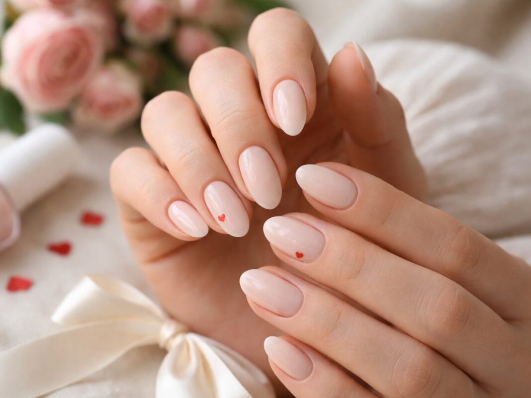 Μίνιμαλ μανικιούρ για τον Άγιο Βαλεντίνο: Η πιο κομψή επιλογή για ρομαντικά νύχια