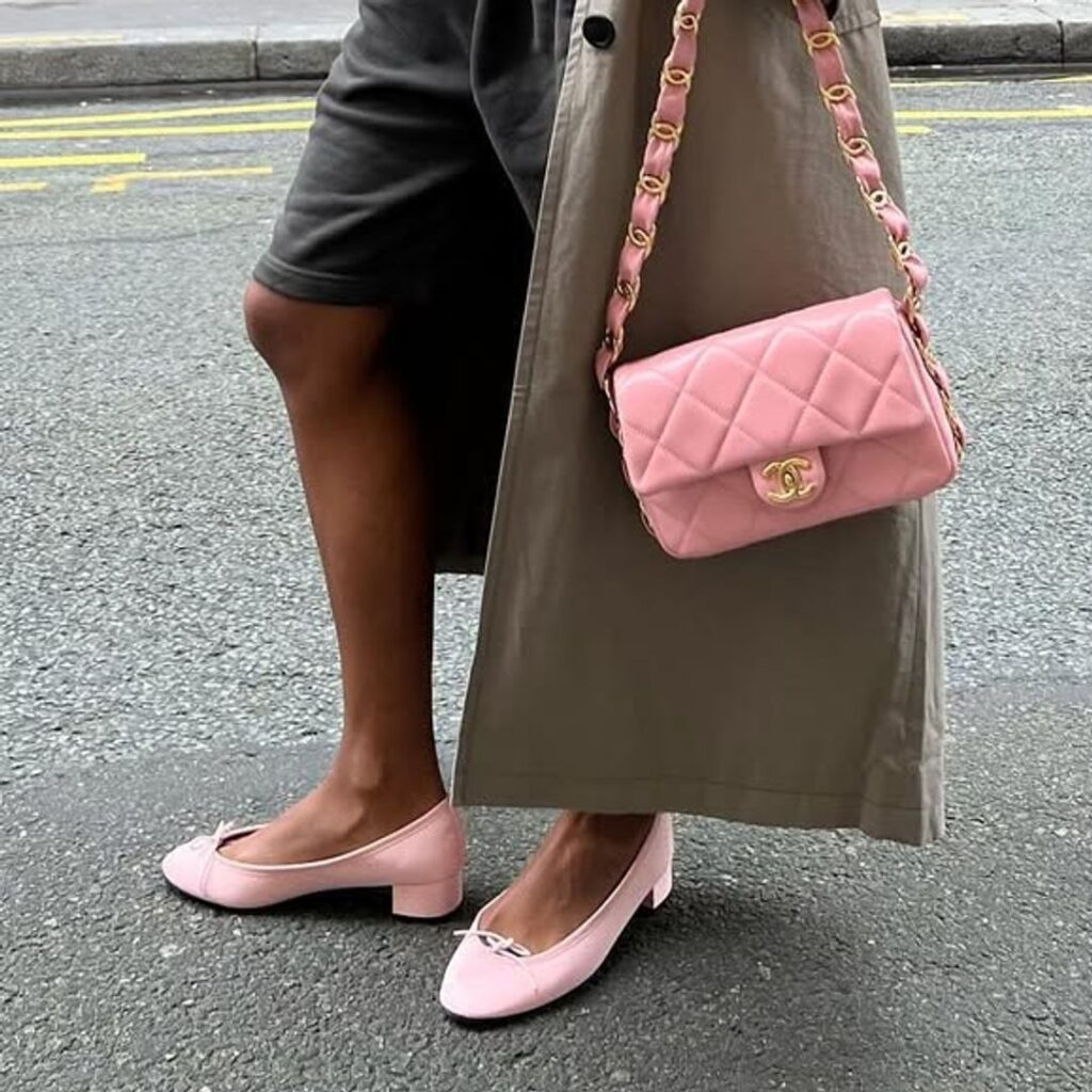 Μπαλαρίνες με τακούνι: Η κομψή τάση παπουτσιών που κυριαρχεί στη μόδα