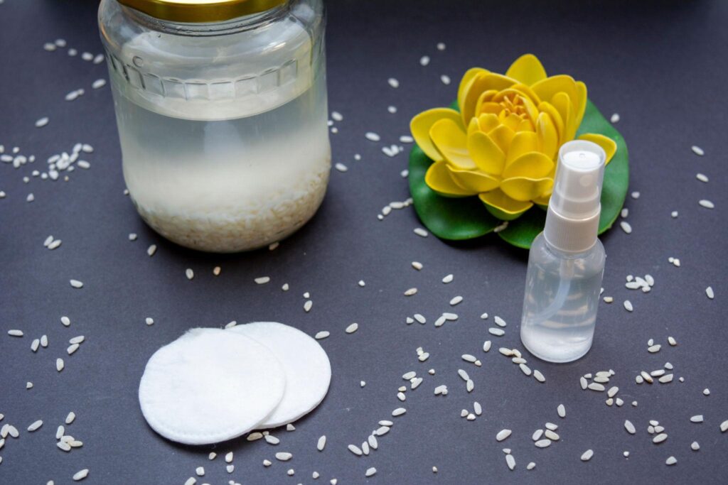 Νερό ρυζιού για το δέρμα: Πώς να το χρησιμοποιείτε σωστά, τι λένε οι δερματολόγοι και ποια λάθη να αποφύγετε