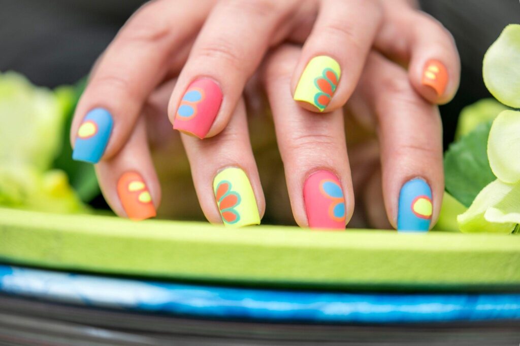 Λουλούδια στα νύχια: 22 ρομαντικά σχέδια για την άνοιξη