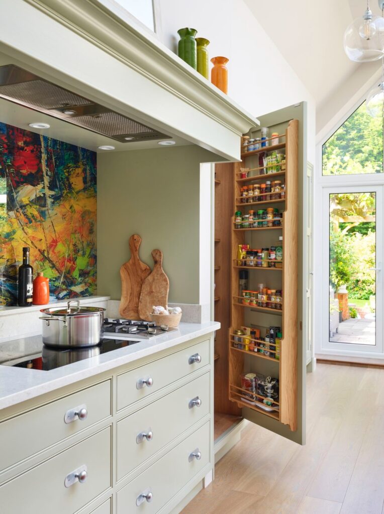 Πώς να οργανώσεις τα ντουλάπια της κουζίνας σου: 5 έξυπνες ιδέες που θα σου λύσουν τα χέρια