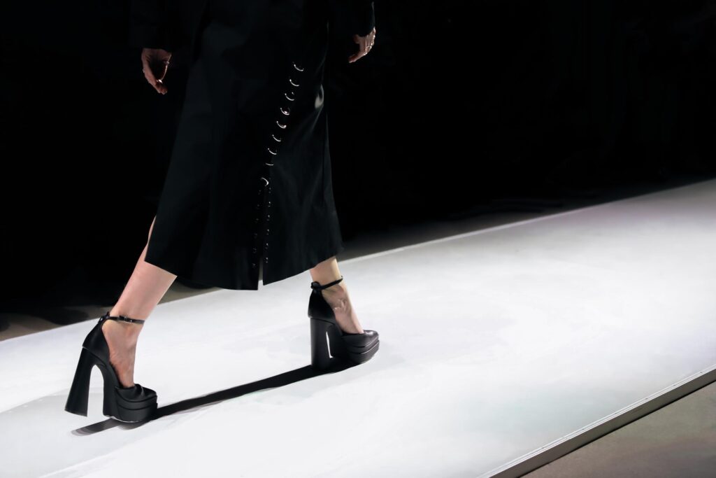 Τα 9 παπούτσια που χαλάνε την εμφάνιση (και τι να βάλεις αντί για αυτά)