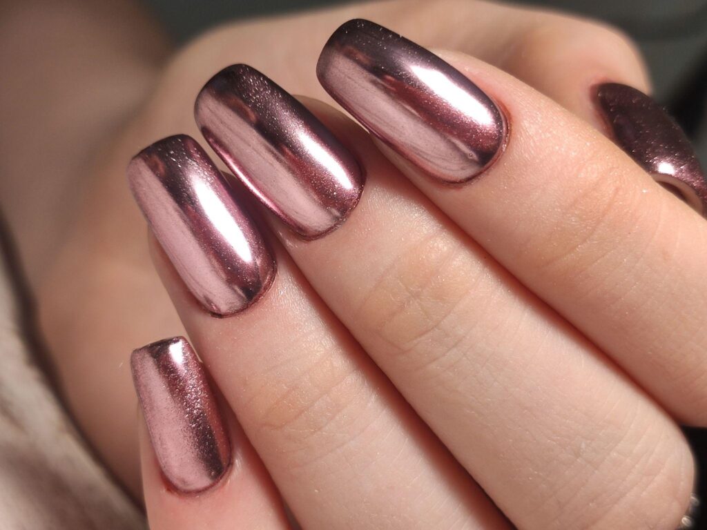 Pink chrome νύχια: Η τάση που αντικαθιστά το butter yellow και φωτίζει τα χέρια σου το 2026