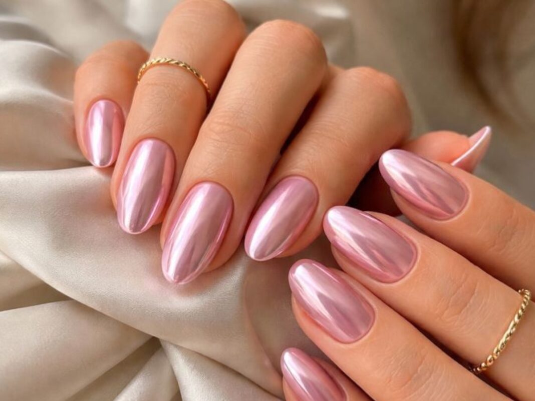 Pink chrome νύχια: Η τάση που αντικαθιστά το butter yellow και φωτίζει τα χέρια σου το 2026