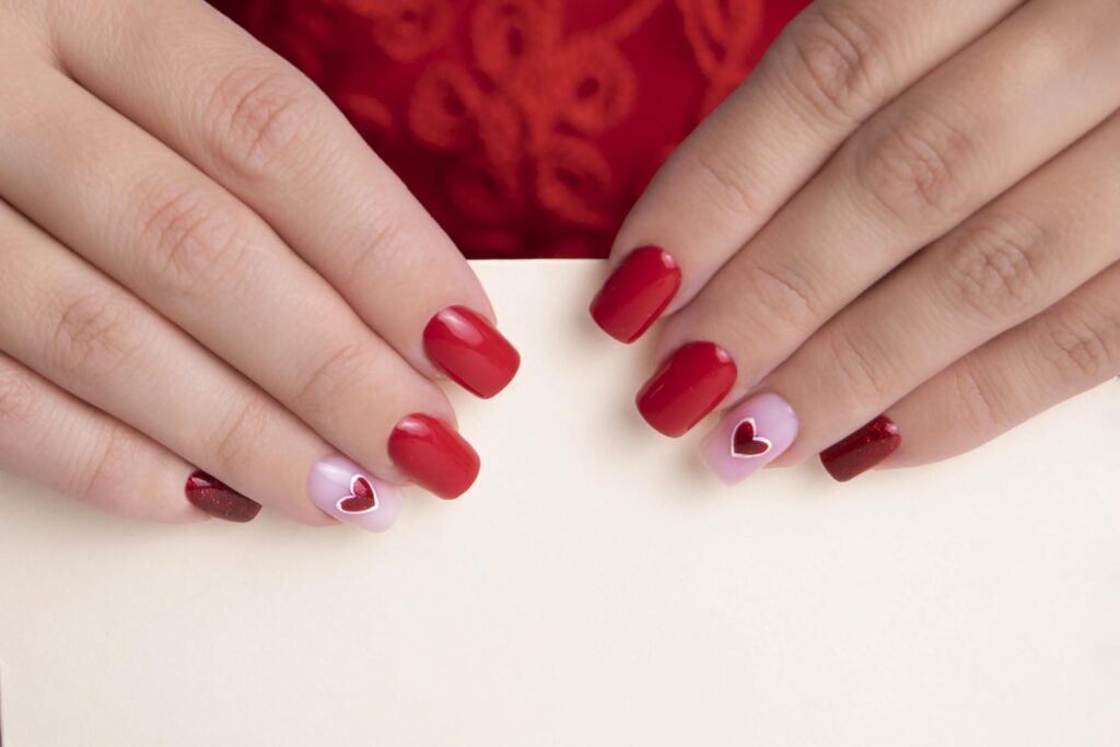 Red nails: 25 αποχρώσεις και σχέδια που ταιριάζουν σε όλες