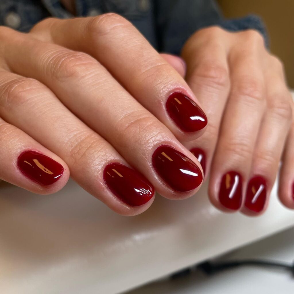Red nails: 25 αποχρώσεις και σχέδια που ταιριάζουν σε όλες