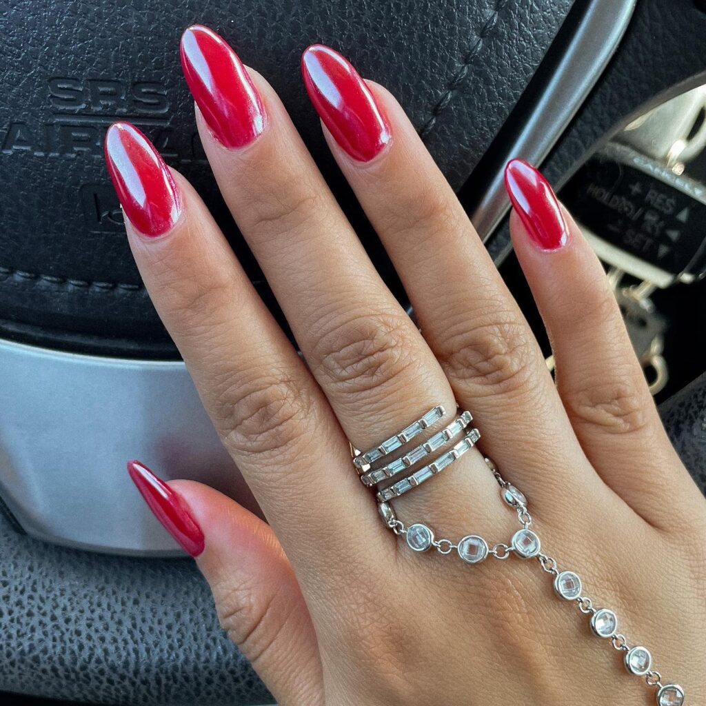 Red nails: 25 αποχρώσεις και σχέδια που ταιριάζουν σε όλες