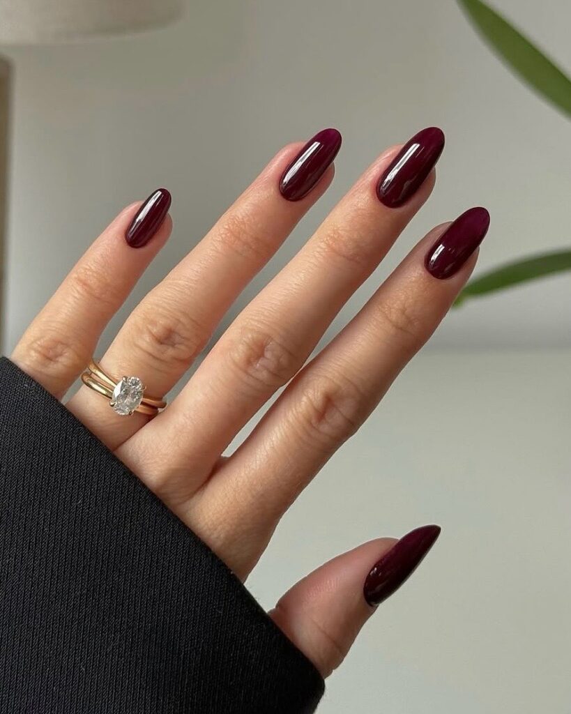 Red nails: 25 αποχρώσεις και σχέδια που ταιριάζουν σε όλες