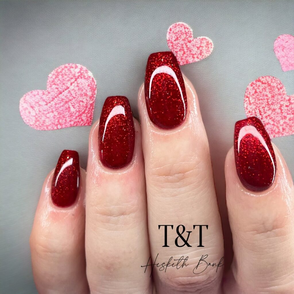 Red nails: 25 αποχρώσεις και σχέδια που ταιριάζουν σε όλες