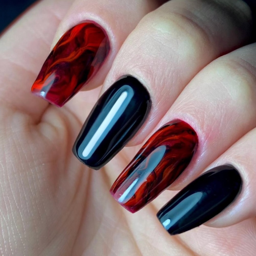 Red nails: 25 αποχρώσεις και σχέδια που ταιριάζουν σε όλες