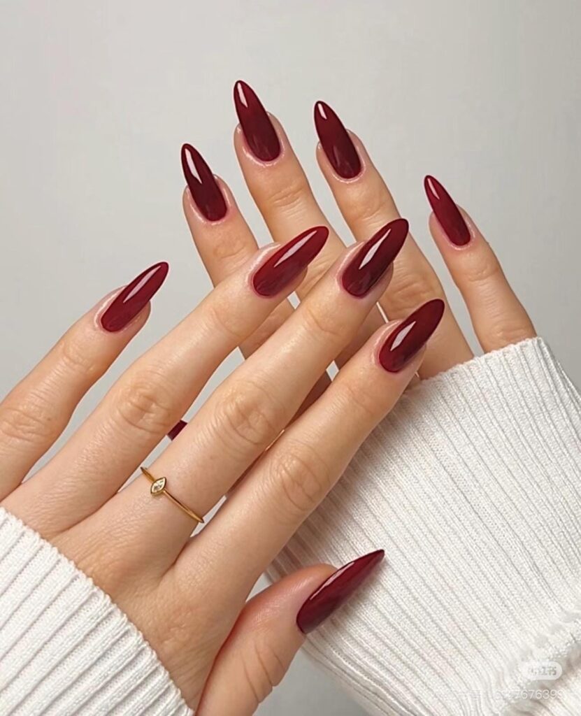 Red nails: 25 αποχρώσεις και σχέδια που ταιριάζουν σε όλες