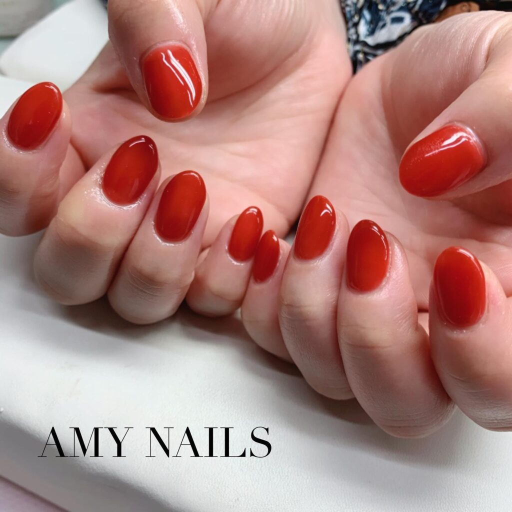 Red nails: 25 αποχρώσεις και σχέδια που ταιριάζουν σε όλες