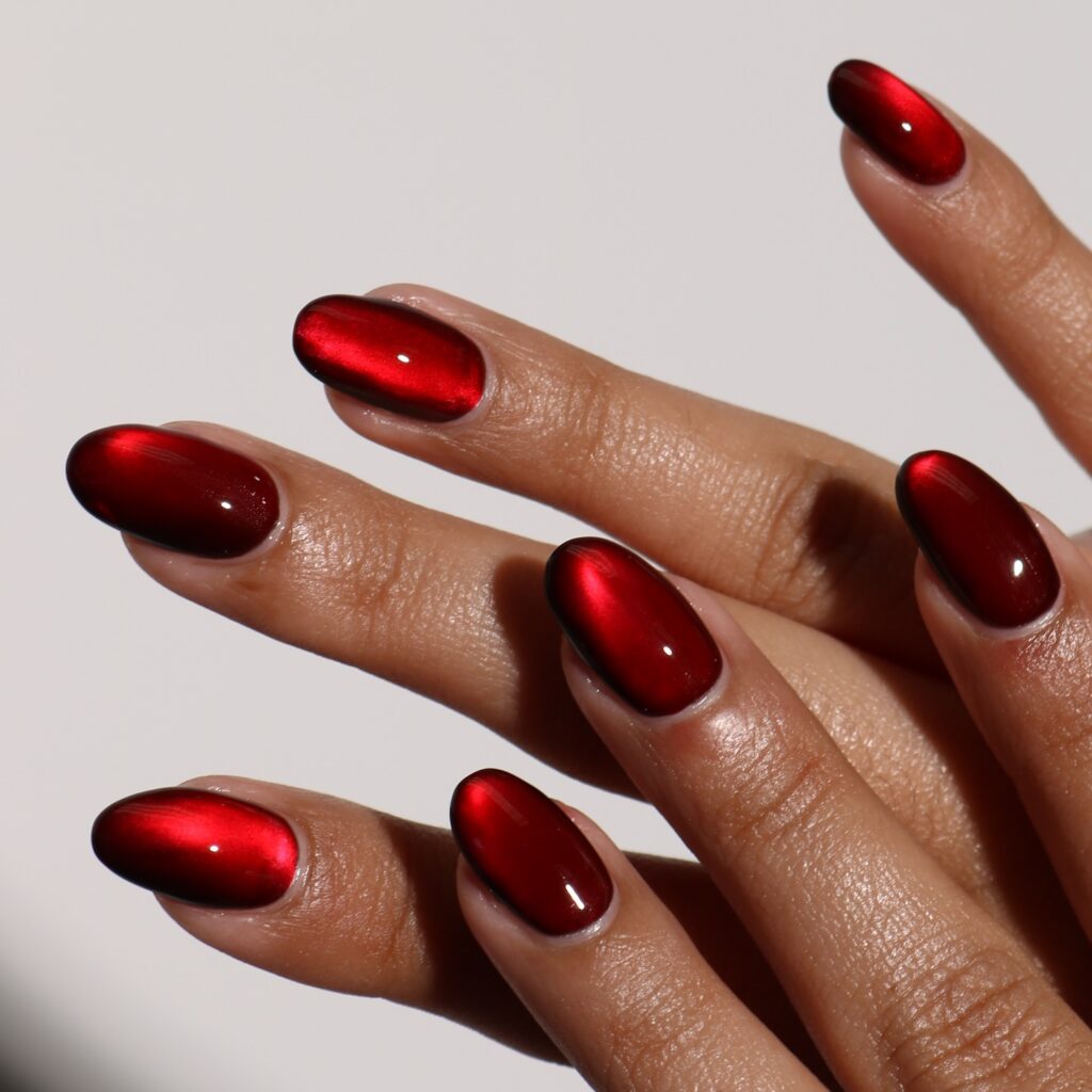 Red nails: 25 αποχρώσεις και σχέδια που ταιριάζουν σε όλες