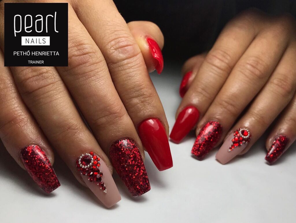 Red nails: 25 αποχρώσεις και σχέδια που ταιριάζουν σε όλες