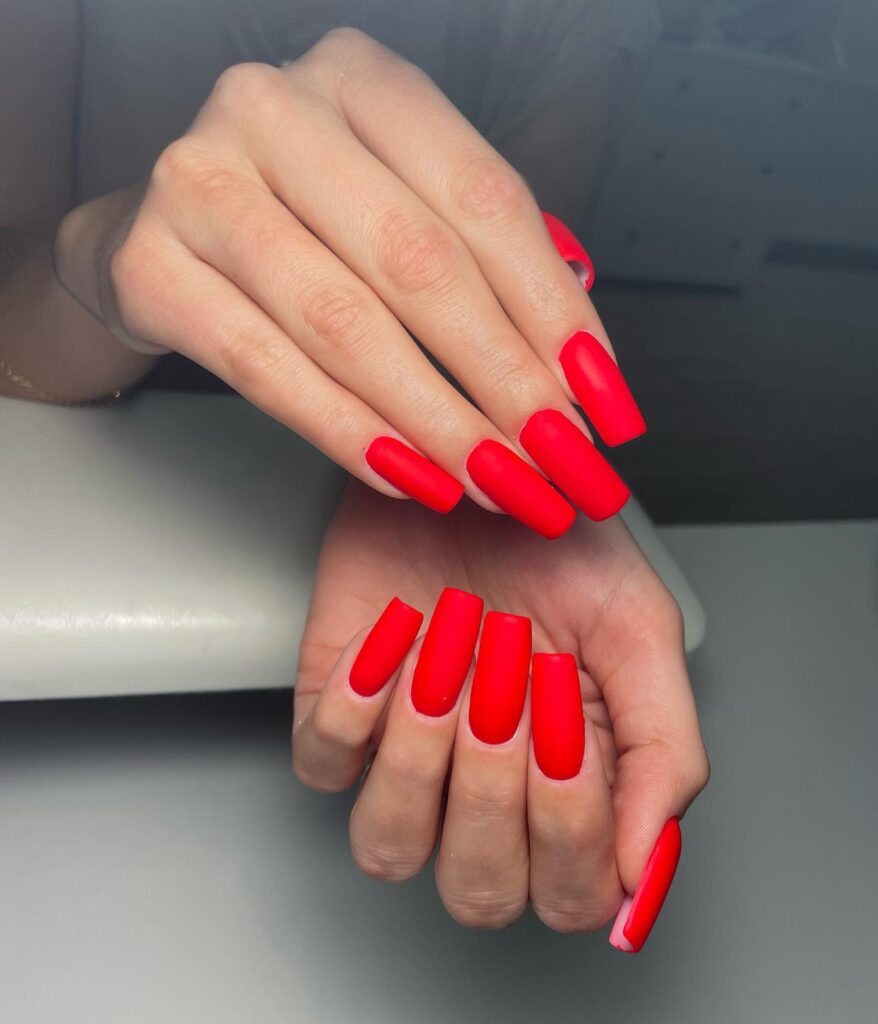 Red nails: 25 αποχρώσεις και σχέδια που ταιριάζουν σε όλες