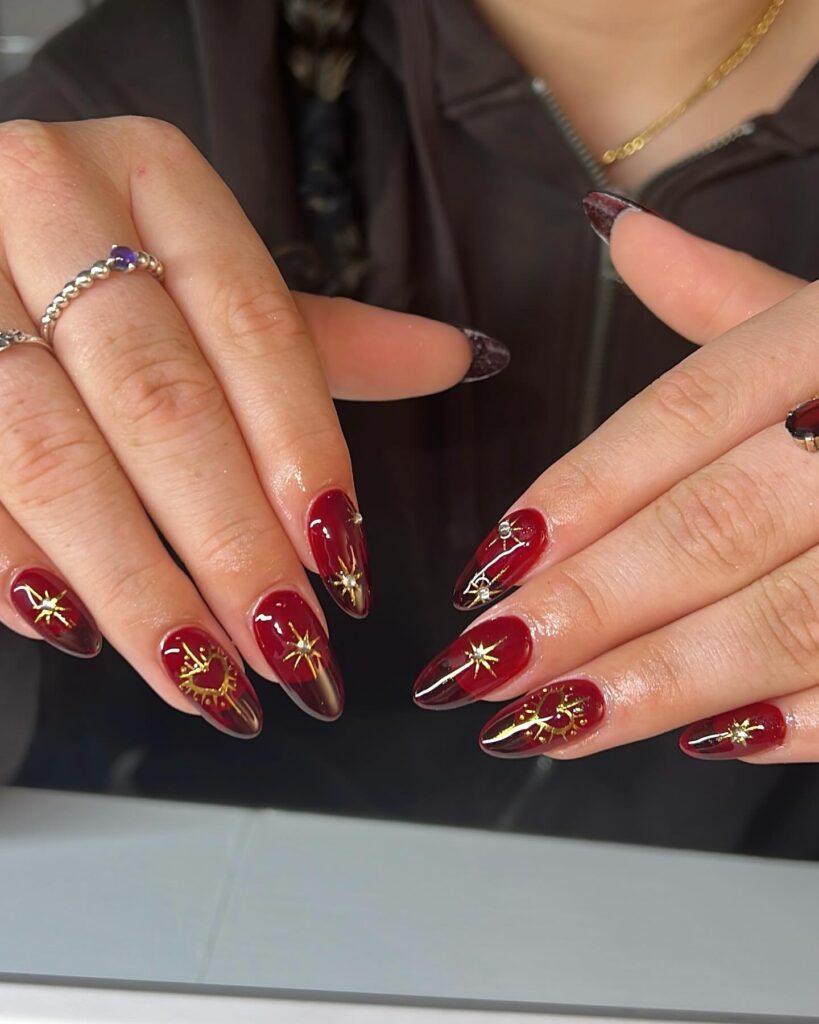 Red nails: 25 αποχρώσεις και σχέδια που ταιριάζουν σε όλες