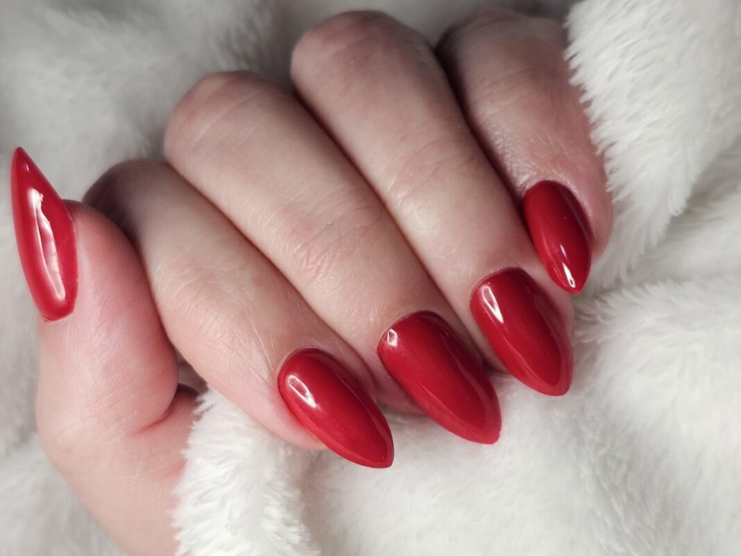 Red nails: 25 αποχρώσεις και σχέδια που ταιριάζουν σε όλες