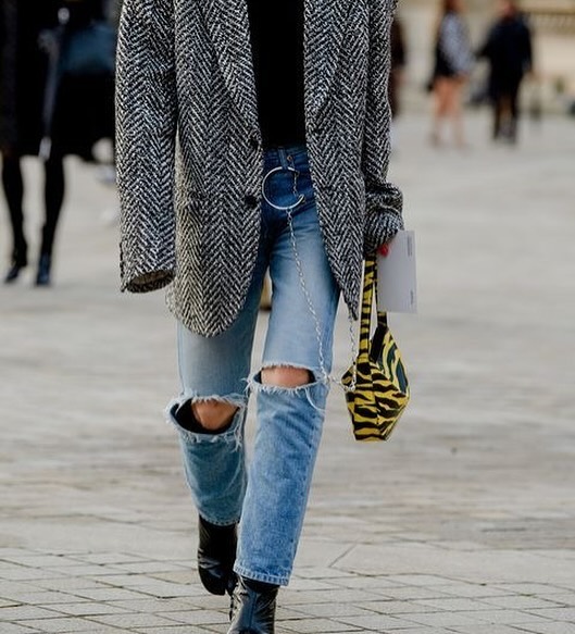 Ripped denim: Η τάση στα τζιν που φέρνει δυναμικά πίσω τη μόδα των 90s