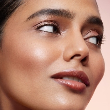 Ροδακινί μακιγιάζ: Η πιο φυσική τάση ομορφιάς που χαρίζει διαχρονική λάμψη