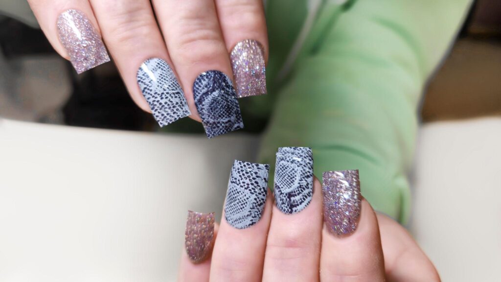 Snake Nails: 19 εντυπωσιακά σχέδια (χωρίς να φαίνονται υπερβολικά)