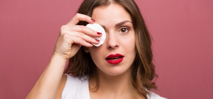 Πώς να αφαιρείτε σωστά το μακιγιάζ σύμφωνα με τους δερματολόγους: Ο πλήρης οδηγός για υγιή επιδερμίδα