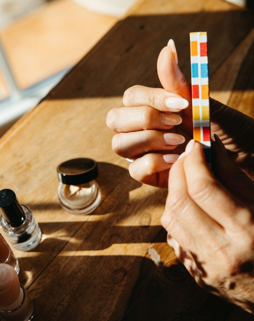 Τα 9 καθημερινά λάθη που «σπάνε» τα νύχια (και τι να κάνεις αντί για αυτά)