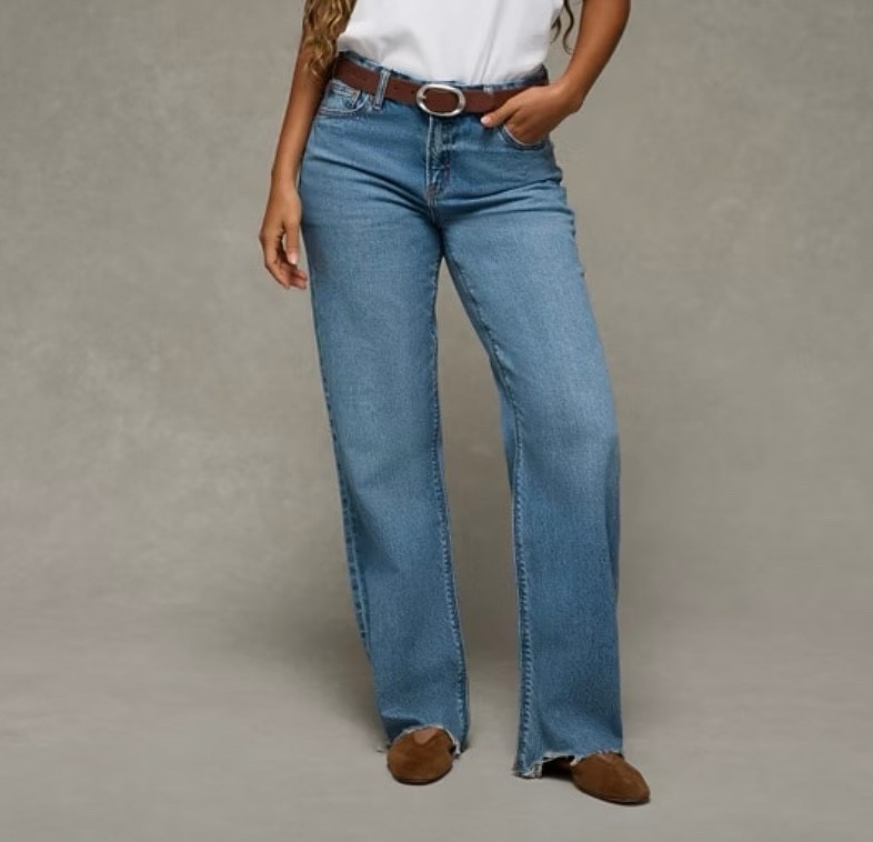 Stovepipe jeans 2026: Το jean που αντικαθιστά τα wide leg και γίνεται η απόλυτη τάση της χρονιάς