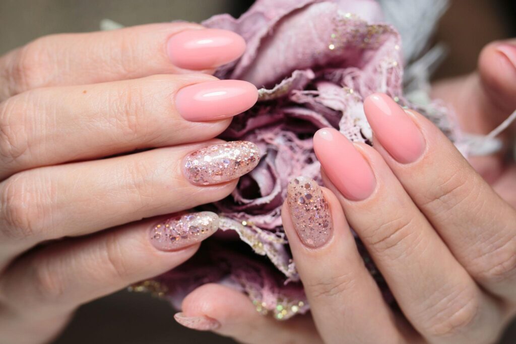 Strawberry milk nails: Το ροζ που δείχνει ακριβό - 25 ιδέες για κάθε μήκος
