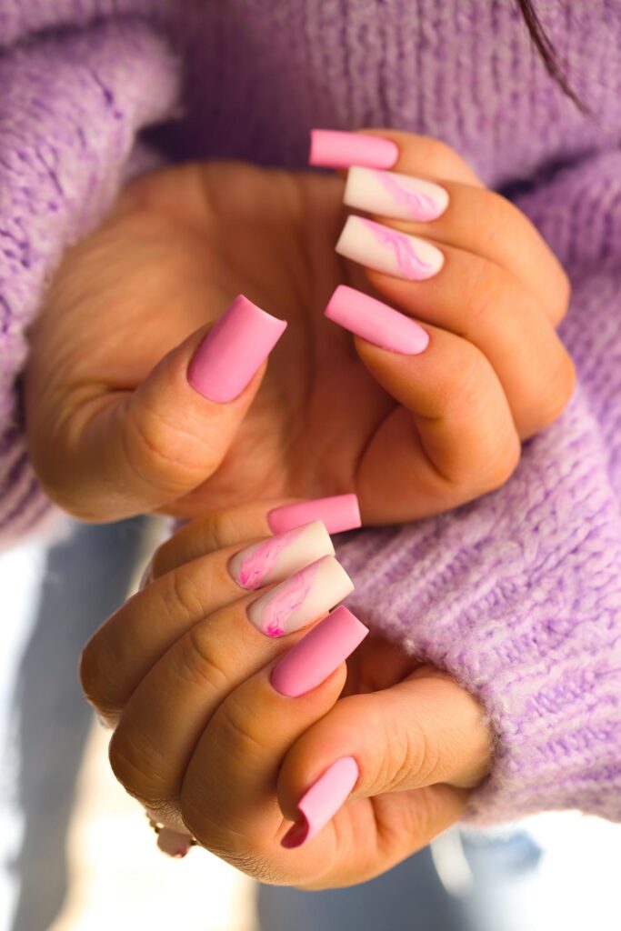 Strawberry milk nails: Το ροζ που δείχνει ακριβό - 25 ιδέες για κάθε μήκος