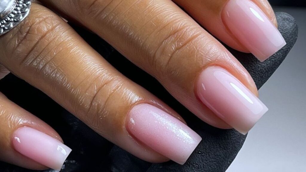 Strawberry milk nails: Το ροζ που δείχνει ακριβό - 25 ιδέες για κάθε μήκος