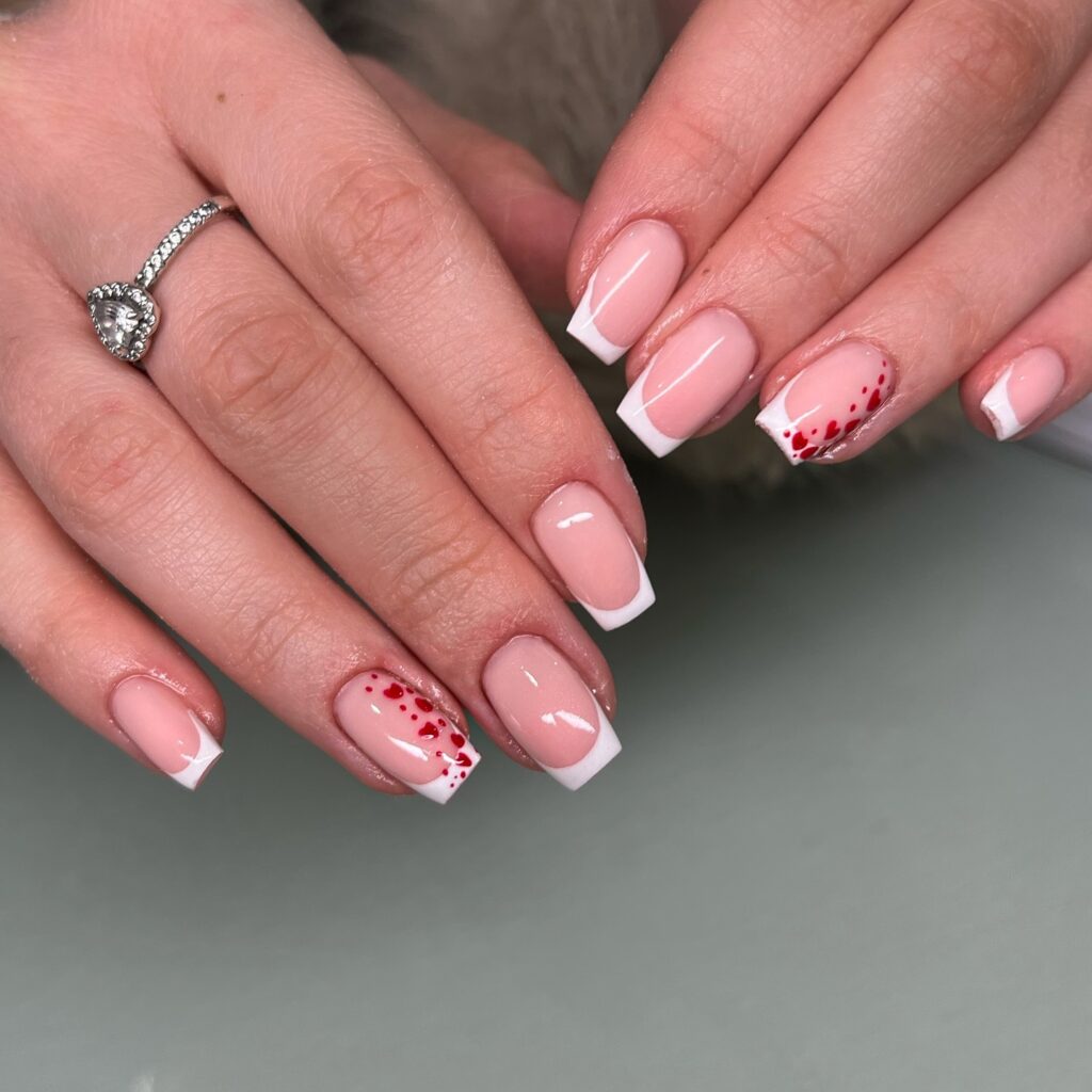 Γαλλικό μανικιούρ για του Αγίου Βαλεντίνου: 10 ρομαντικές ιδέες που αξίζει να δοκιμάσετε