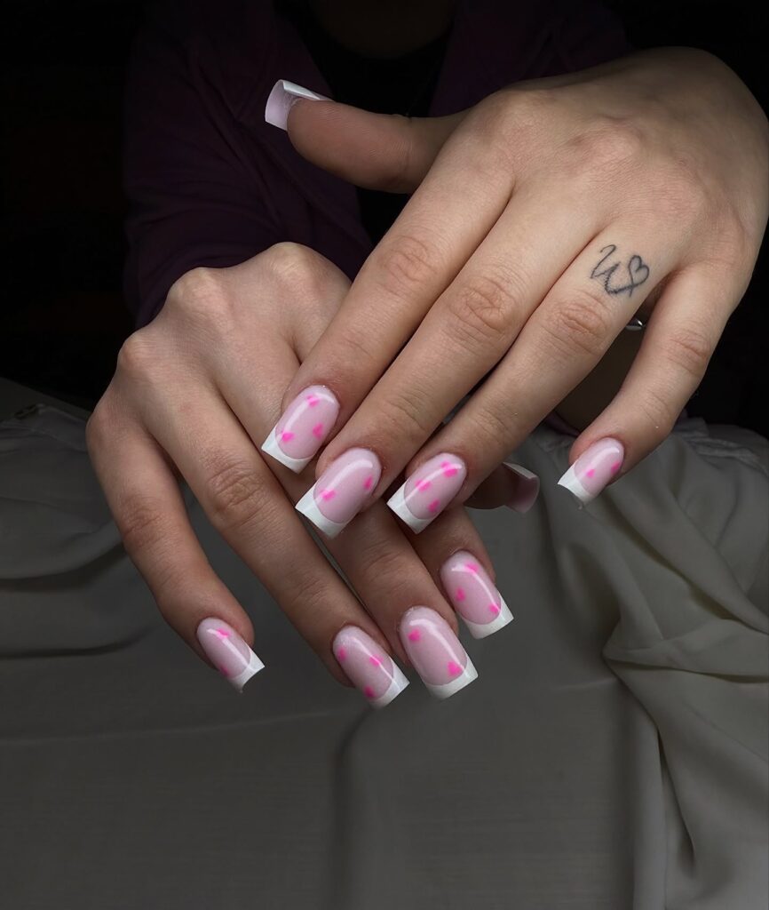 Γαλλικό μανικιούρ για του Αγίου Βαλεντίνου: 10 ρομαντικές ιδέες που αξίζει να δοκιμάσετε