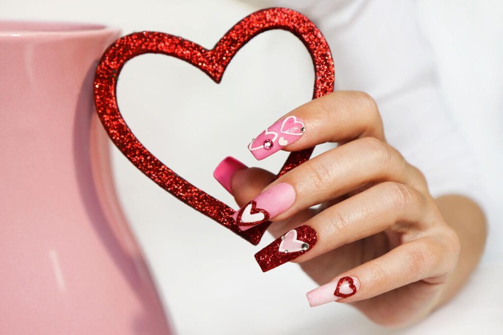 Valentine’s Manicure 2026: Μαξιμαλιστικά Σχέδια Νυχιών για την Ημέρα του Αγίου Βαλεντίνου