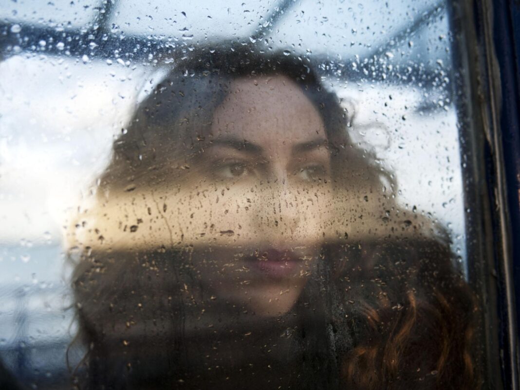 Γιατί η βροχή επηρεάζει την ψυχολογία μας; Οι ειδικοί απαντούν