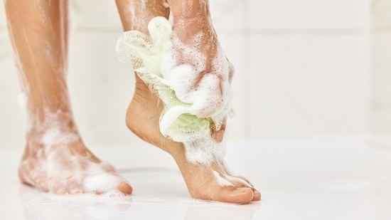 Ξηροδερμία στα πόδια: 6 συνήθειες που την επιδεινώνουν χωρίς να το καταλαβαίνεις