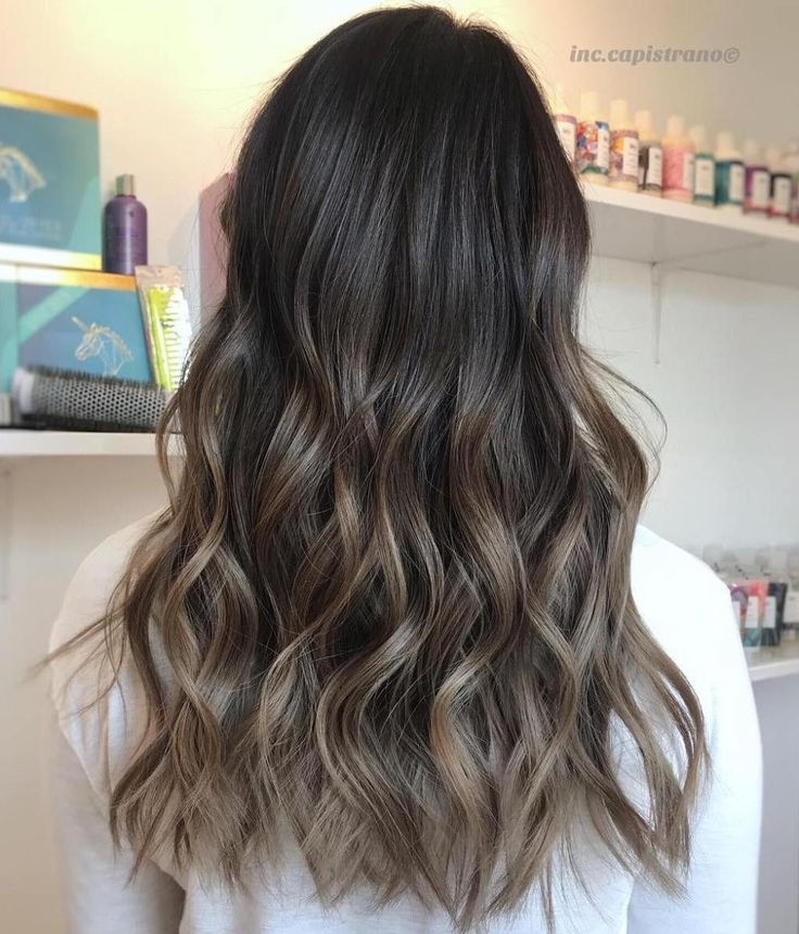 10 χρώματα μαλλιών που θα κυριαρχήσουν το 2026 (και σε ποιο τόνο δέρματος ταιριάζουν)