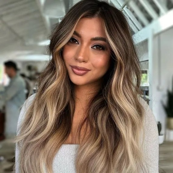 10 χρώματα μαλλιών που θα κυριαρχήσουν το 2026 (και σε ποιο τόνο δέρματος ταιριάζουν)