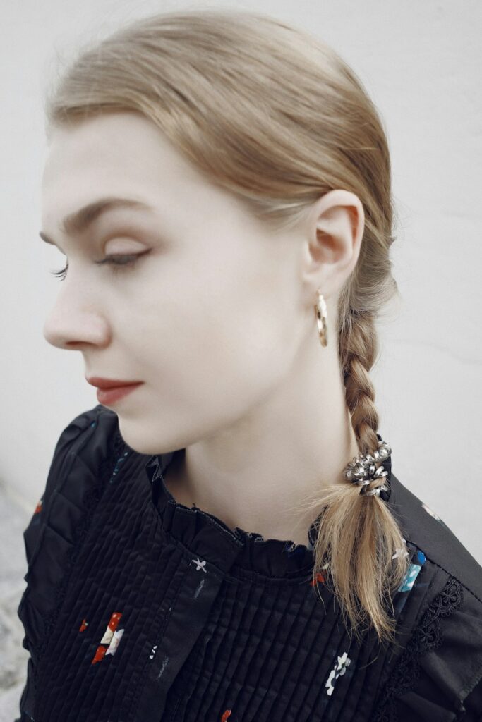 5 ρομαντικά χτενίσματα για την Ημέρα του Αγίου Βαλεντίνου 2026 που θα σε κάνουν να λάμψεις