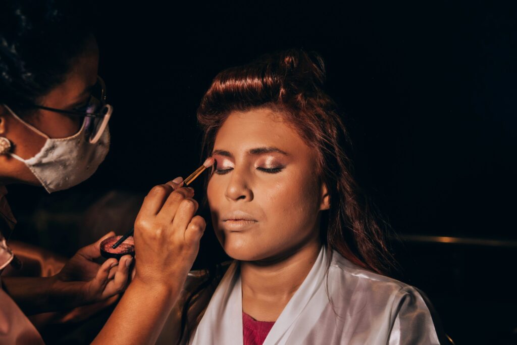 Υγρή σκιά ματιών: Ο σωστός τρόπος εφαρμογής για λαμπερό αποτέλεσμα σύμφωνα με τους ειδικούς