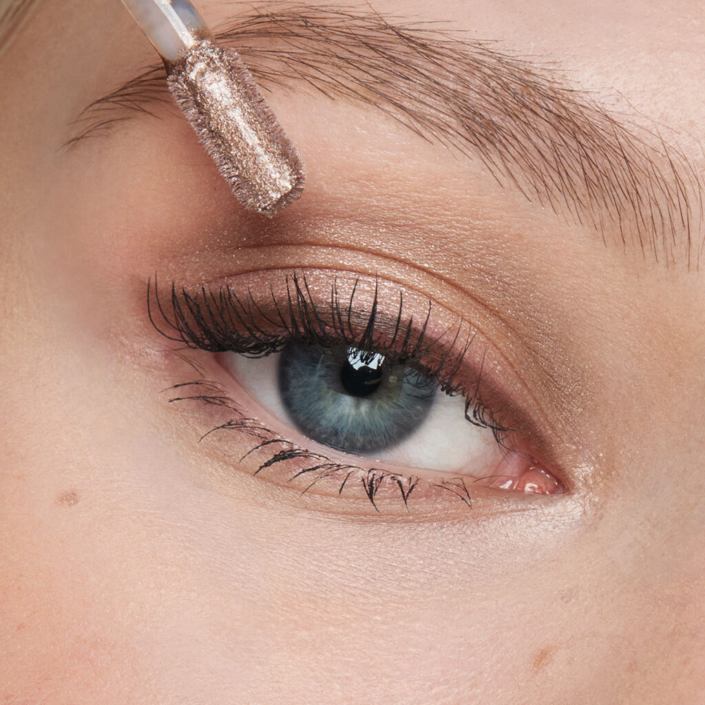 Υγρή σκιά ματιών: Ο σωστός τρόπος εφαρμογής για λαμπερό αποτέλεσμα σύμφωνα με τους ειδικούς