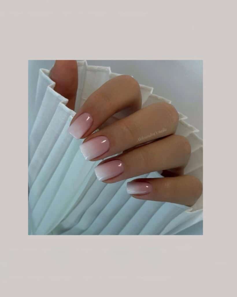 19 σχέδια γαλλικό μανικιούρ για κοντά νύχια που θα κυριαρχήσουν την άνοιξη 2026