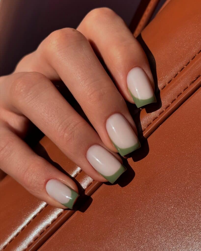 19 σχέδια γαλλικό μανικιούρ για κοντά νύχια που θα κυριαρχήσουν την άνοιξη 2026