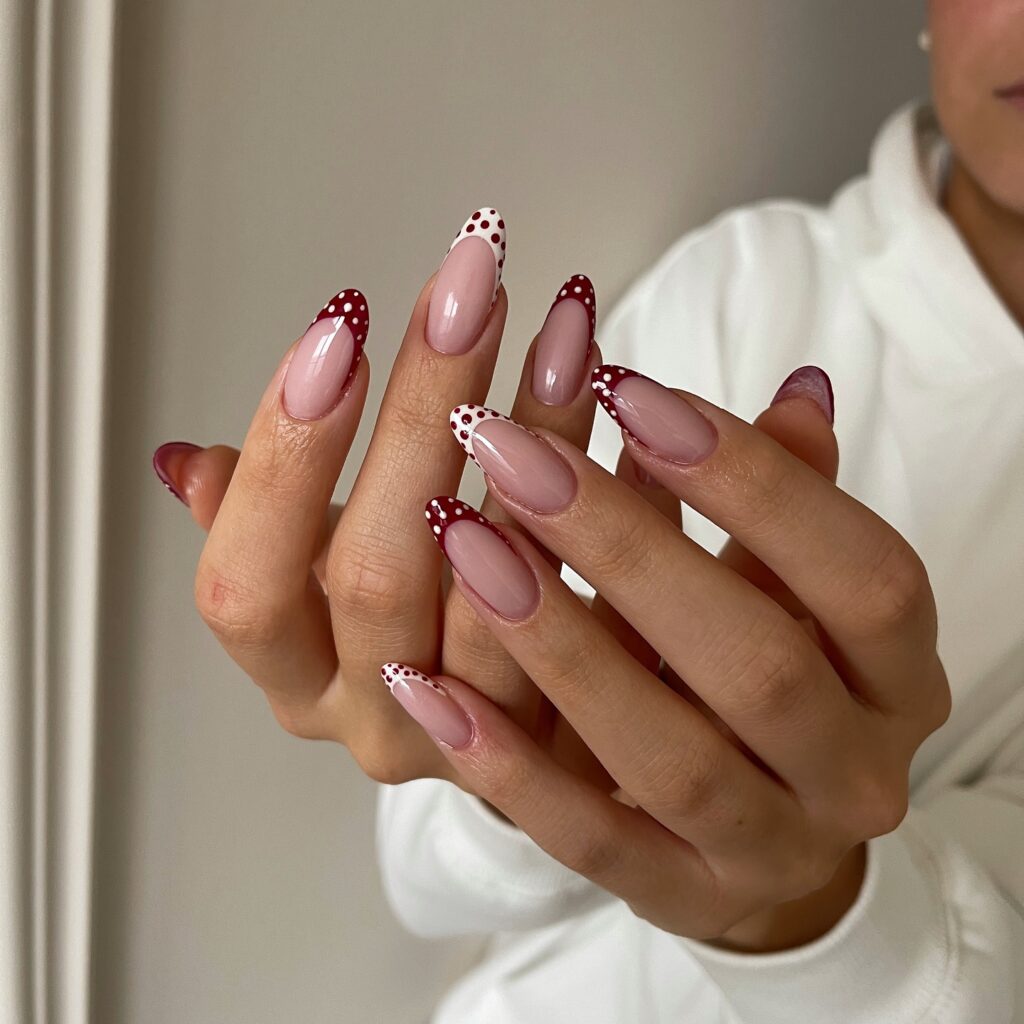Polka Dot French Tips: 20 μανικιούρ με πουά που κλέβουν τις εντυπώσεις