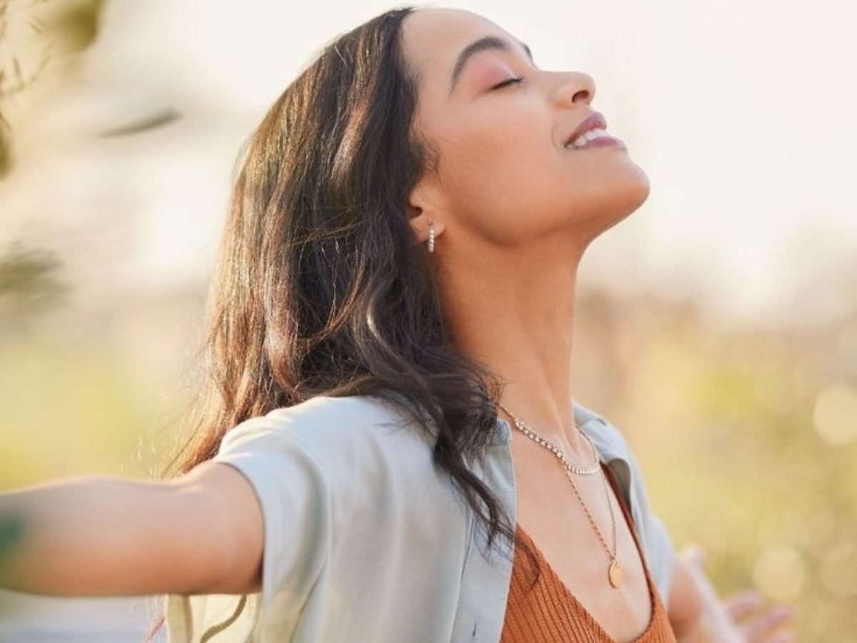 10 μικρές κινήσεις που αλλάζουν τη διάθεσή σου μέσα σε λίγα λεπτά