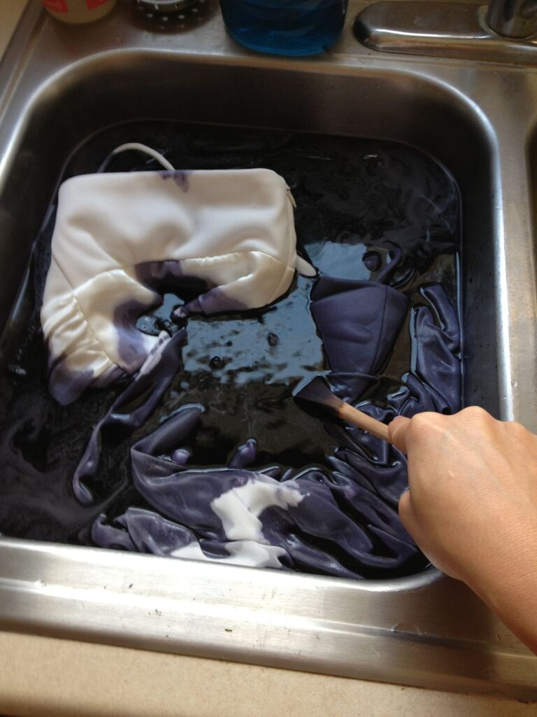 Πώς να αναβαθμίσεις παλιά ρούχα σε 5 βήματα χωρίς ραπτομηχανή