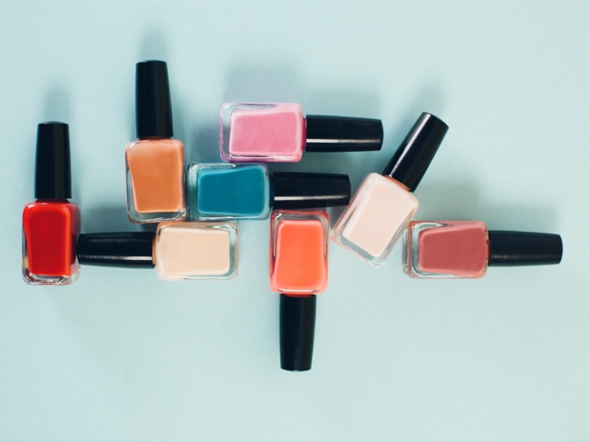 Ποια προϊόντα ομορφιάς εξαφανίζονται από τα ράφια; Οι νέοι κανόνες της ΕΕ αλλάζουν ό,τι ξέραμε για μανό, αρώματα και γκλίτερ